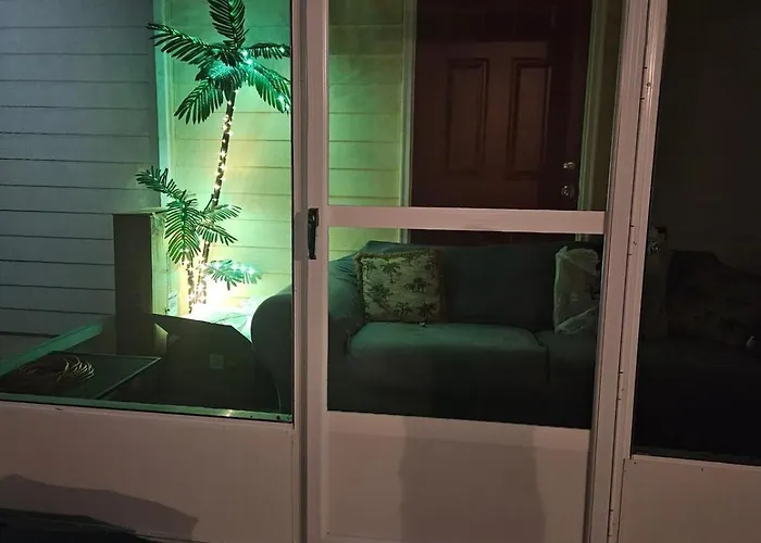 Cute Comfy Prime Location *