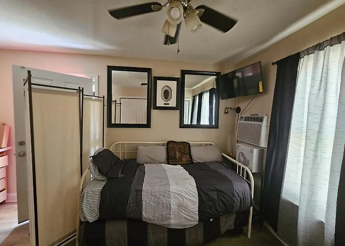 Cute Comfy Prime Location *